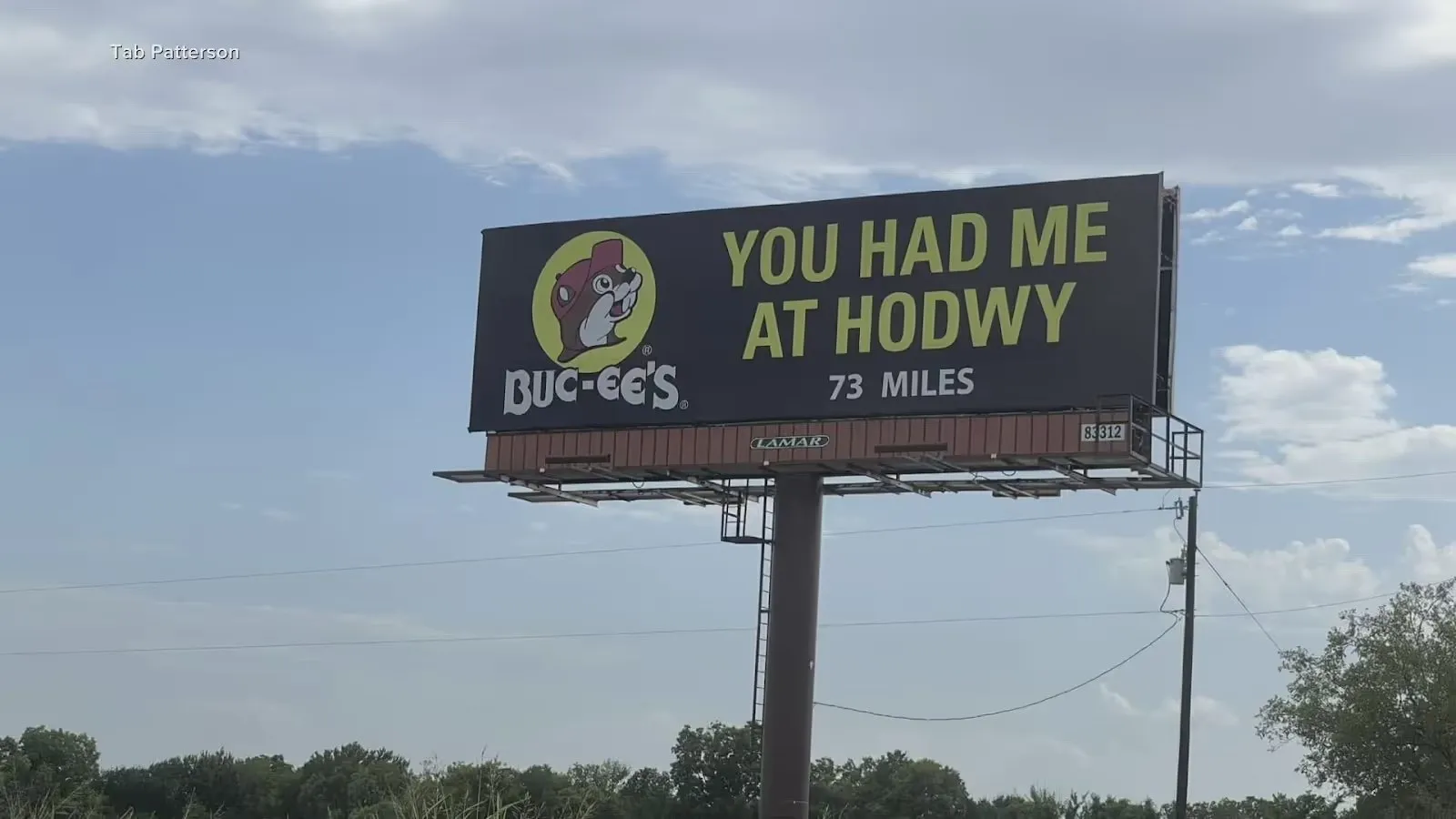 Billboard de Buc-ee's con el error You Had Me At Hodwy